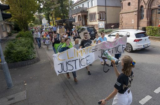 Mit Bannern und Schildern zogen die Demonstranten durch die Straßen der Keplerstadt. Foto: Jürgen Bach
