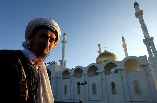 Ein Kasache vor einer Moschee in Astana, der Hauptstadt Kasachstans. Foto: dpa