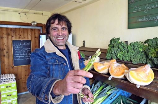 Klaus Brodbeck hat vor zwei Jahren auf ökologische Landwirtschaft umgestellt. Das Gemüse  – zum Beispiel grünen Spargel – verkauft er im  Hofladen in Möhringen. Foto: Julia Bosch