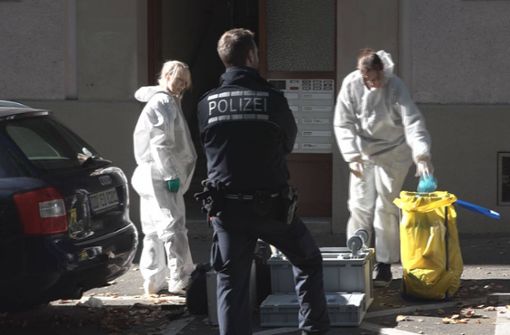 Nach dem tödlichen Drama im Mietshaus an der Rosensteinstraße ist die Kriminaltechnik auf Spurensuche. Foto: 7aktuell.de/Oskar Eyb