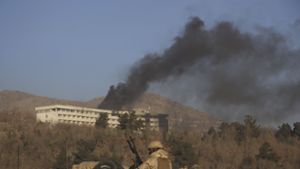 Rauch steigt auf über dem Intercontinental-Hotel in Kabul. Foto: AP