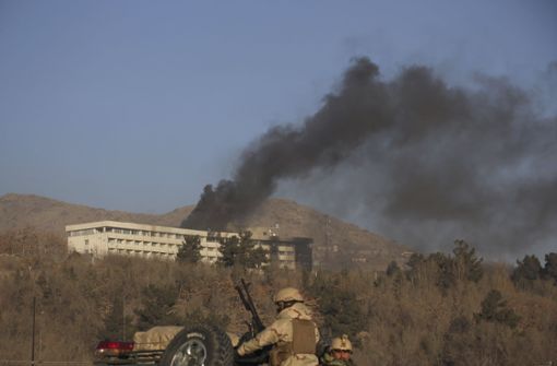 Rauch steigt auf über dem Intercontinental-Hotel in Kabul. Foto: AP