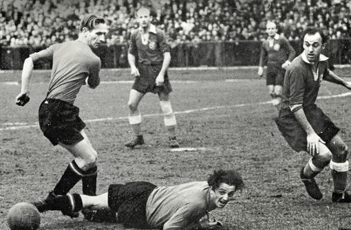 Auch in der Nachkriegszeit waren die Stuttgarter  Kickers erfolgreich. Hier eine Szene aus dem Spiel gegen den 1. FC Nürnberg mit dem Kickers-Stürmer Siegfried Kronenbitter (Mitte), der 1942 für die Sportfreunde Stuttgart spielte. Foto: Archiv