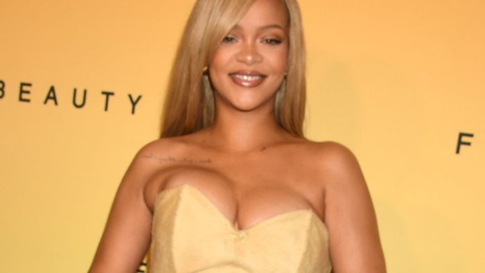 Sexy im engen Kleid: Rihanna zeigt bei Event tiefes Dekolleté