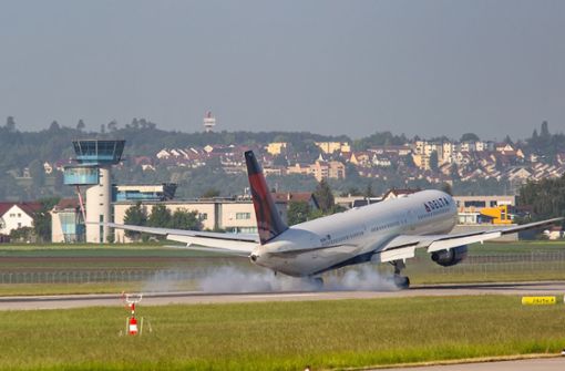 Ein Delta-Flugzeug startet in Stuttgart. Foto: Flughafen Stuttgart