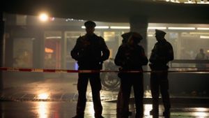 Mit Maschinenpistolen bewaffnete Polizisten bewachten in Kampfmonturen nachts den Hauptbahnhof. Foto: Getty Images Europe