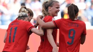 Die DFB-Frauen sind durch ein 4:0 gegen Thailand ins Achtelfinale der WM eingezogen. Zweifache Torschützin war Lena Petermann (Mitte). Foto: dpa