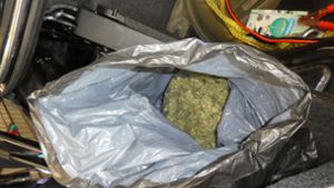 In dem Auto des Pärchens wurden unter anderem 479 Gramm Marihuana sichergestellt. Foto: Polizei