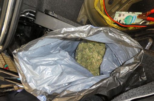 In dem Auto des Pärchens wurden unter anderem 479 Gramm Marihuana sichergestellt. Foto: Polizei