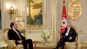 Nach Beratungen mit seiner Partei Nidaa Tounes übertrug der tunesische Präsident Beji Caid Essebsi (rechts) das Amt des Ministerpräsidenten auf den bisherigen Minister für lokale Angelegenheiten, Youssef Chahed. Foto: AFP