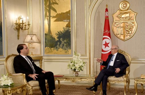 Nach Beratungen mit seiner Partei Nidaa Tounes übertrug der tunesische Präsident Beji Caid Essebsi (rechts) das Amt des Ministerpräsidenten auf den bisherigen Minister für lokale Angelegenheiten, Youssef Chahed. Foto: AFP