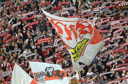 Die Fans des VfB Stuttgart gewöhnen sich langsam an Spiele an Montagabenden. Foto: Pressefoto Baumann