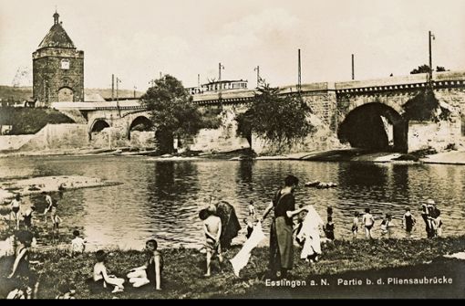 Als der Neckar bei Esslingen noch nicht schiffbar war und die Straßenbahn über die Pliensaubrücke ratterte, waren sommerliche Badefreuden ein beliebtes Postkartenmotiv. Foto: Stadtarchiv