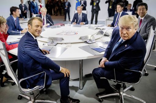 Frankreichs Staatschef Macron (links) und Us-Präsident Trump mit den anderen Regierungschefs bei einer Arbeitssitzung in Biarritz. Foto: AP