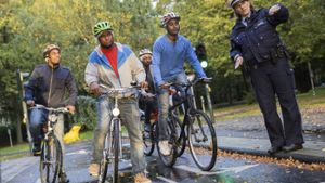 Beim Verkehrstraining wird mit den Asylsuchenden unter Anleitung das Radfahren verbessert. Foto: epd