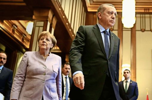 Wer hilft hier wem? Kanzlerin Merkel und der türkische Präsident Erdogan. Foto: AP