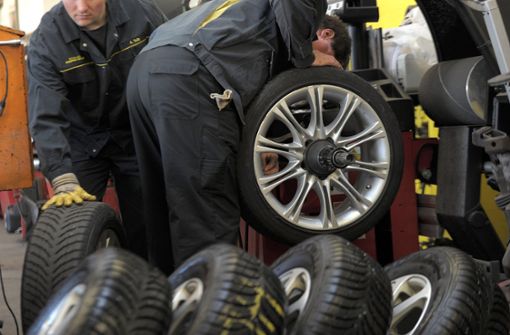 Der Reifenwechsel ist für Autofahrer Routine. Schwierig wird es, wenn die Reifen eines alten Diesels in einer Werkstatt in der Umweltzone lagern. Foto: dpa