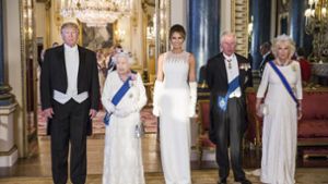 Donald Trump bei der Queen: die Frackweste ist einen Tick oder zwei zu lang. Foto: AP