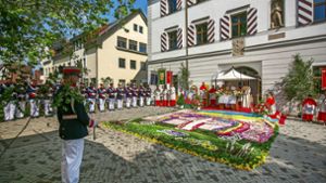 Der Blütenteppich auf dem Schlossplatz in Neuhausen zeigt unter anderem ein Kreuz und einen Regenbogen. Foto: Ines Rudel