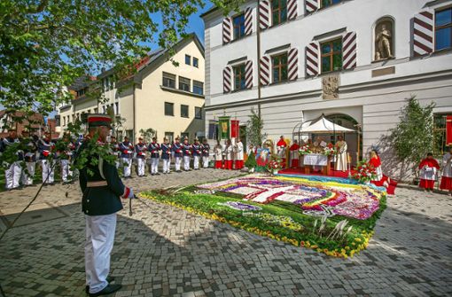 Der Blütenteppich auf dem Schlossplatz in Neuhausen zeigt unter anderem ein Kreuz und einen Regenbogen. Foto: Ines Rudel