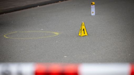 Markierungen der Spurensicherung am Tatort in Duisburg. Foto: Christoph Reichwein/dpa