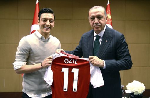 Nationalspieler Mesut Özil (links) und der türkische Präsident Recep Tayyip Erdogan haben sich in London getroffen. Foto: Pool Presdential Press Service/A