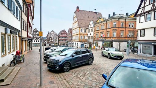 Gerne genutzt werden die Parkplätze im Leonberger Zentrum. Die Stadt möchte aber die Autos lieber in den Parkhäusern sehen. Foto: Simon Granville