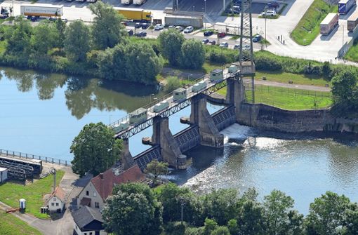 Das Wehr ist in die Jahre gekommen und soll ersetzt werden. Dann wird auch mehr Wasser in den Neckaraltarm fließen. Foto: Werner Kuhnle