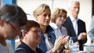 Anne Kowatsch (Mitte) spendet Applaus bei einem Wahlkampfbesuch in einem Pflegeheim in Weinstadt. Foto: Frank Eppler
