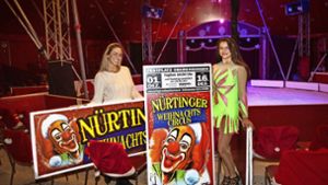 Alexandra (links) und Aaliyah Riedesel vom Circus Piccolo präsentieren die Werbung für den Nürtinger Weihnachtszirkus. Foto: Ines Rudel