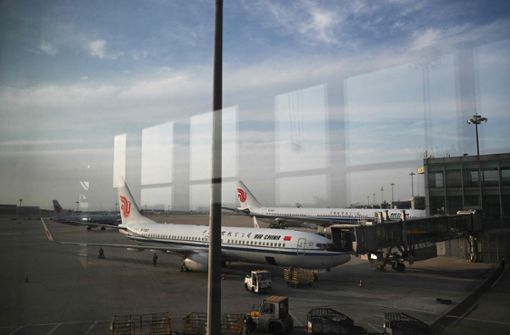 Ein im Internet veröffentlichtes Video zeigte Passagiere, die das Flugzeug über eine Notrutsche verließen (Archivfoto). Foto: AFP/GREG BAKER