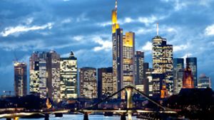 Langsam strahlt sie wieder. Der Turm der Commerzbank in der Frankfurter Skyline Foto: dpa
