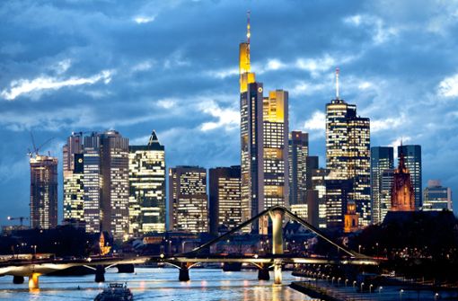 Langsam strahlt sie wieder. Der Turm der Commerzbank in der Frankfurter Skyline Foto: dpa