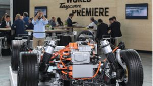 Das Fahrgestell mit den Elektroantrieben des Porsche Taycan wird auf der Weltpremiere  in einer Halle auf einem Flugplatz in Brandenburg gezeigt. Foto: dpa/Patrick Pleul