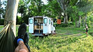 Ein Krankenwagen im südamerikanischen Wald: Justus Kneissle und Simon Lohrer sind noch bis zum Sommer in ihrem umgebauten Campervan unterwegs. Foto: privat