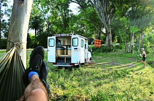 Ein Krankenwagen im südamerikanischen Wald: Justus Kneissle und Simon Lohrer sind noch bis zum Sommer in ihrem umgebauten Campervan unterwegs. Foto: privat