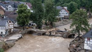 Diese Brücke im Kreis Ahrweiler ist nach dem Unwetter mit Hochwasser unpassierbar geworden Foto: dpa/Boris Roessler