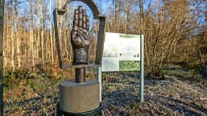 Das Engagement von Sponsoren machte es möglich: Eine Reproduktion der „Eisernen Hand“ wurde im Dezember 2021 an der Römerstraße aufgestellt. Foto: Roberto Bulgrin