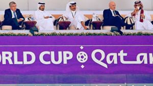IOC-Präsident Thomas Bach (links) beim WM-Eröffnungsspiel mit   Katars Emir  Tamim bin Hamad Al Thani (Mitte)  und  Fifa-Chef Gianni Infantino (Zweiter von rechts) Foto: imago//Markus Ulmer