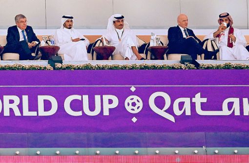 IOC-Präsident Thomas Bach (links) beim WM-Eröffnungsspiel mit   Katars Emir  Tamim bin Hamad Al Thani (Mitte)  und  Fifa-Chef Gianni Infantino (Zweiter von rechts) Foto: imago//Markus Ulmer