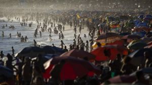 Strandbesucher drängen sich am Ipanema und Arpoador Beach. Brasilien mit seinen 210 Millionen Einwohnern ist eines der am härtesten von der Corona-Pandemie betroffenen Länder. Foto: Fernando Souza/dpa