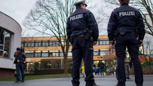 Polizisten sichern am 24. Januar in Lünen (Nordrhein-Westfalen) die Käthe-Kollwitz-Gesamtschule. Die Dortmunder Staatsanwaltschaft will nach der Bluttat Haftbefehl wegen Mordes gegen den 15 Jahre alten mutmaßlichen Täter beantragen. Foto: AFP