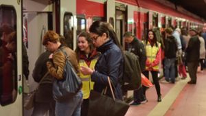 Helfer am Bahnhof sollen sich darum kümmern, dass der Ein- und Ausstieg zügig funktioniert. Foto: Lichtgut/Max Kovalenko