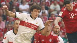 Nimmt es gerne mit den ganz Großen auf: VfB-Innenverteidiger Benjamin Pavard im Duell mit Robert Lewandowski vom FC Bayern Foto: Getty