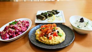 Die Fawa inmitten von weiteren Meze aus der Taverna: Rote-Bete-Salat, gefüllte Weinblätter und Zaziki. Foto: Lichtgut/Max Kovalenko