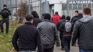 Zahlreiche Anhänger des Boxclubs Germanen Osmania kommen zum Prozess in Stammheim. Foto: Lichtgut/Julian Rettig