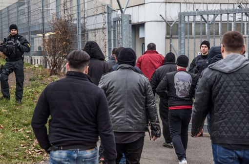 Zahlreiche Anhänger des Boxclubs Germanen Osmania kommen zum Prozess in Stammheim. Foto: Lichtgut/Julian Rettig