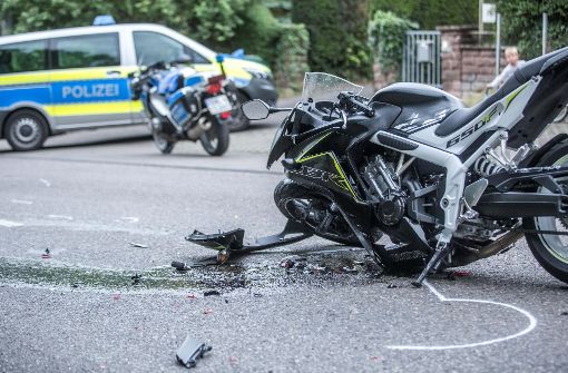 Schwerer Unfall mit einem Motorrad und einem Smart in Stuttgart am Hallschlag. Foto: 7aktuell.de/Simon Adomat