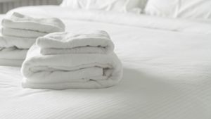 Hotelhandtücher sind nicht immer so hygienisch, wie man denkt. Foto: imago images/topntp
