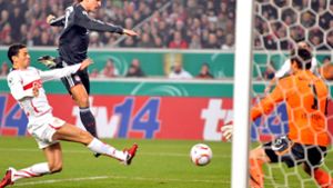 Der Südgipfel wurde meist vom FC Bayern bestiegen: 2010 erzielt der Ex-Stuttgarter Mario Gomez (Mi.) das 2:0 für die Münchner und bezwingt den heutigen Bayern-Schlussmann Sven Ulreich. Foto: dpa